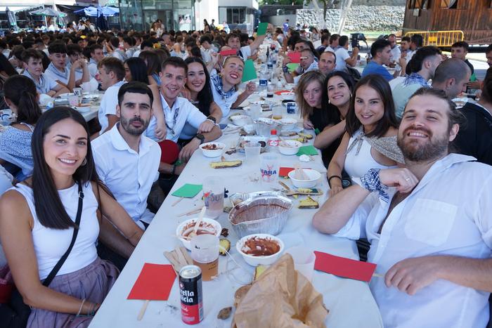 Jendetza batu da kuadrillen  82 1756403730384