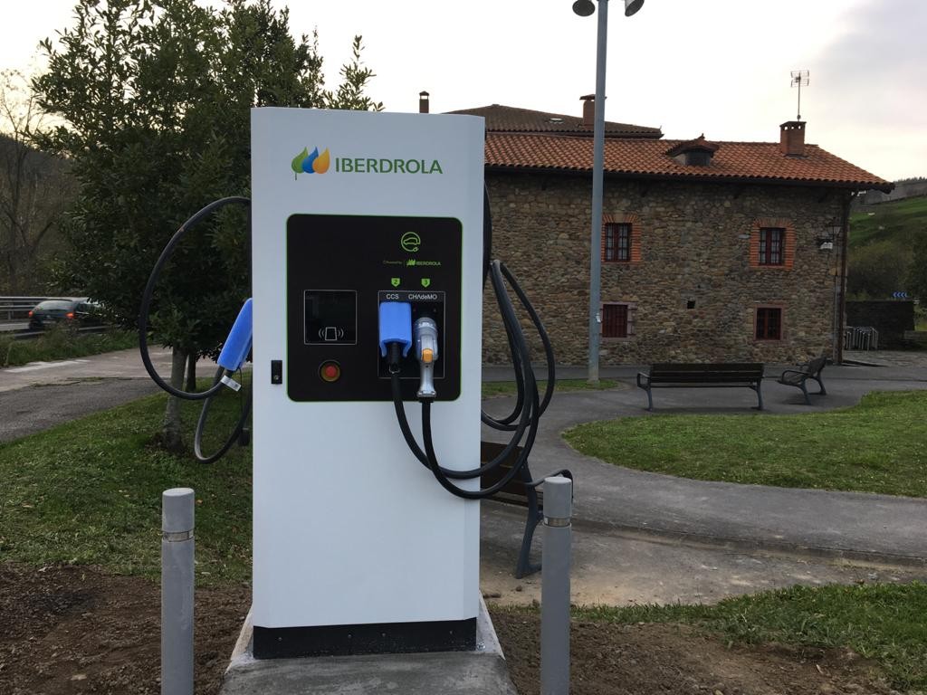 Auto elektrikoak kargatzeko puntua instalatu dute jadanik