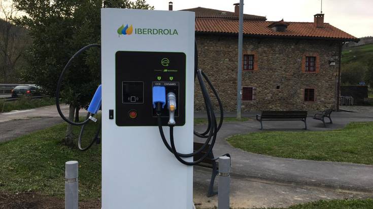 Auto elektrikoak kargatzeko puntua instalatu dute jadanik