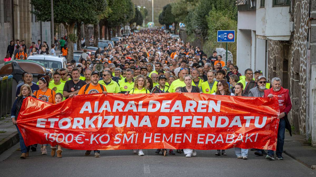 Etorkizuna Aiaraldearena dela aldarrikatu dute milaka lagunek greba orokorraren amaieran