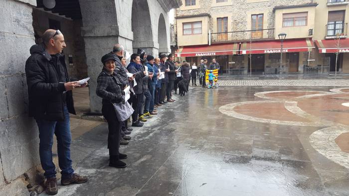 Dozenaka lagun atera dira ka 18 1521978556162