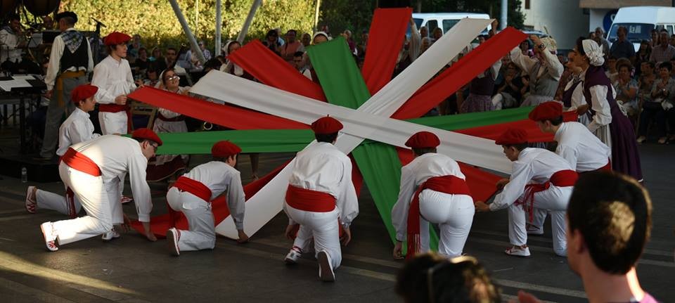 Itxarkundia dantza taldeak ekintzaz beteriko apirila prestatu du