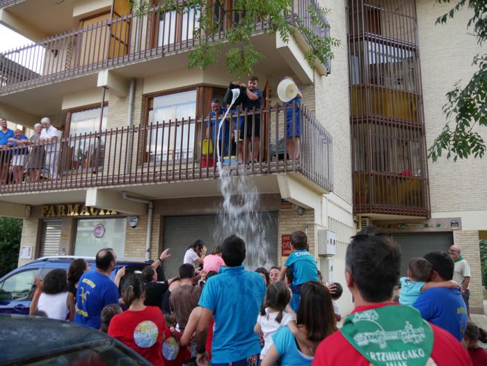 Ura eskatzen zeharkatu dute  18 1536436531299