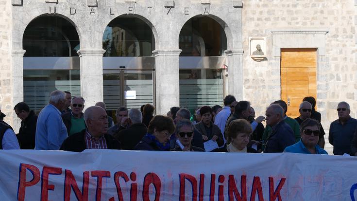 Astelehenero bezala, eskualdeko hainbat plazetan bildu dira pentsionistak