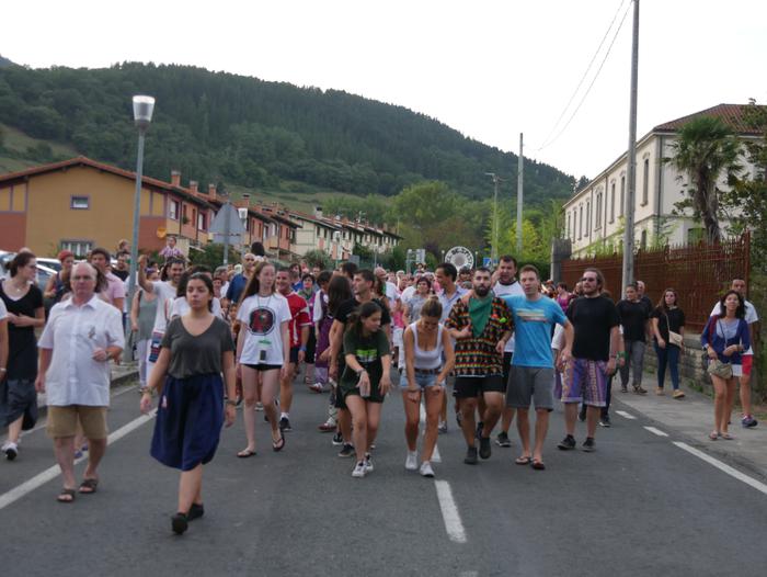 Ura eskatzen zeharkatu dute  15 1536436464994