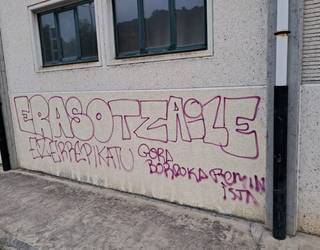 Artziniegako Udalak herriko talde feministarekin egingo du bilera azken egunetan agertutako margoketak direla eta