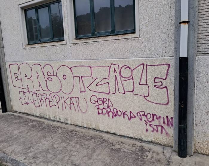 Artziniegako Udalak herriko talde feministarekin egingo du bilera azken egunetan agertutako margoketak direla eta