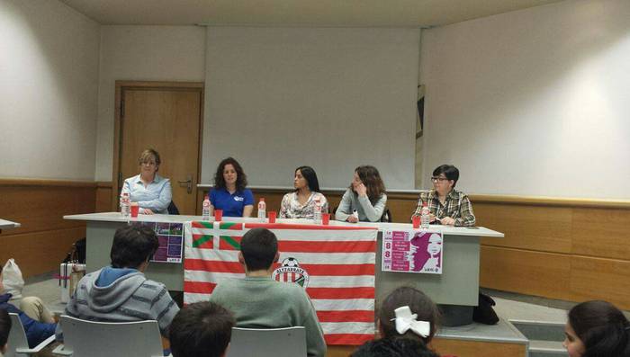 Ehunka lagun bildu dira esku 16 1489001128146