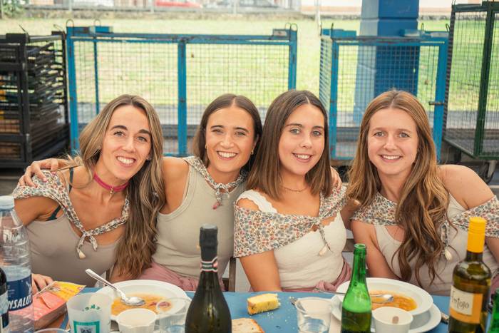 Ehunka lagun bildu dituzte j 95 1757018584184