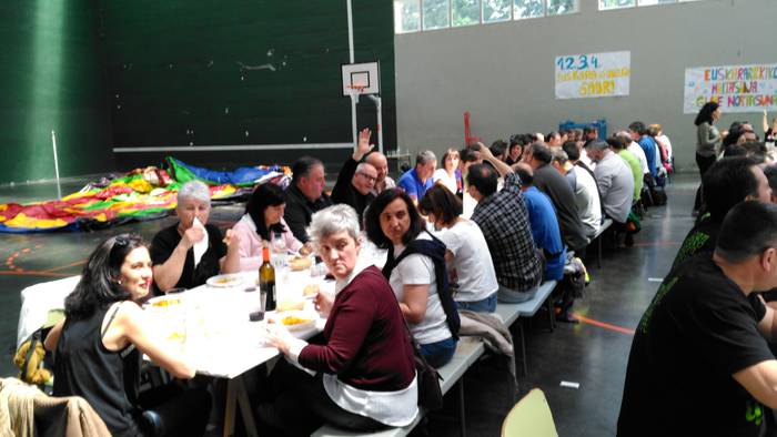 Laudio Ikastolako hainbat be 12 1495543842922