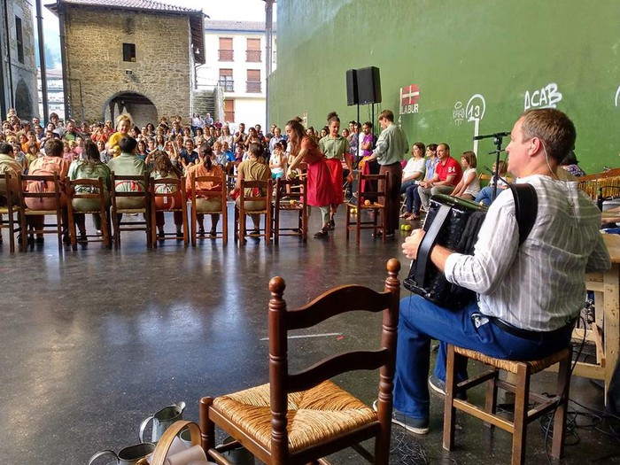 Oinkari dantza taldeak "Sagartu" ikuskizuna eskaini zuen ostiralean - 4