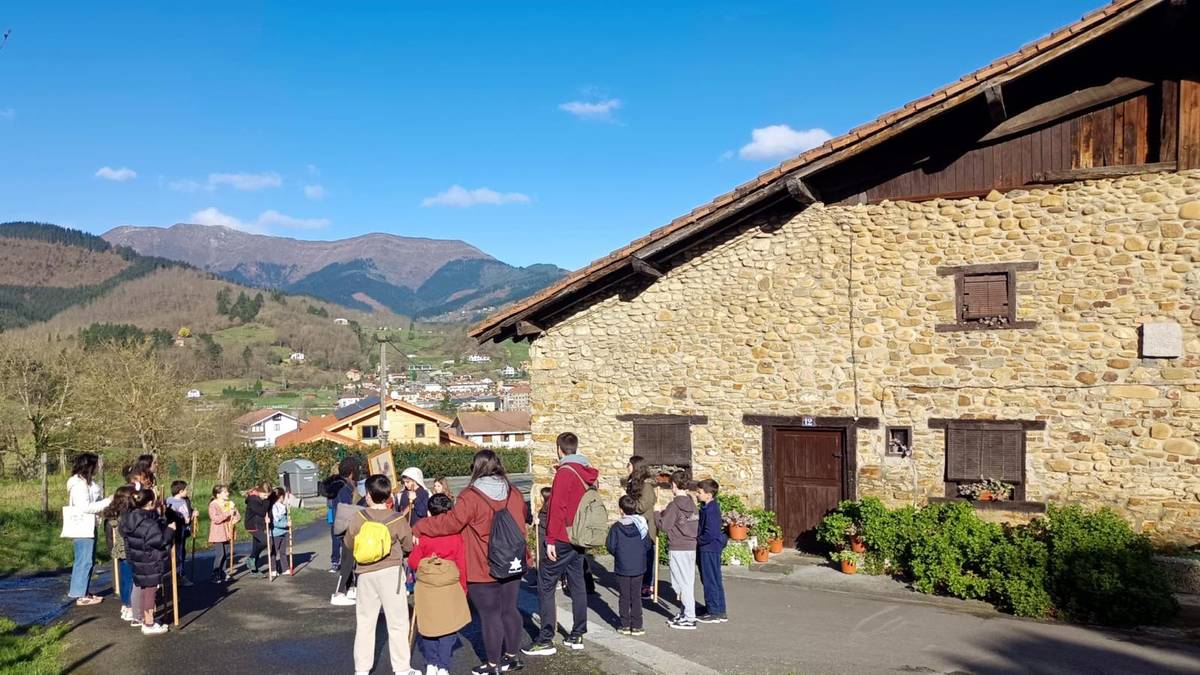 Arrankudiaga-Zolloko haurrek lurra esnatu dute makil-kolpez