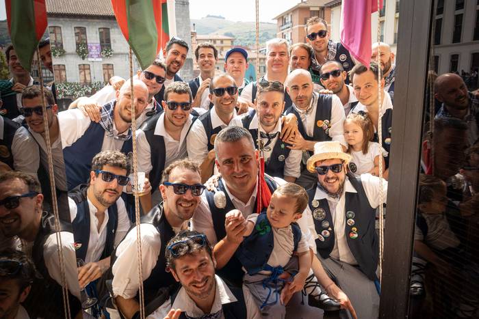 Festa-giro goria piztu du La 82 1755257117503