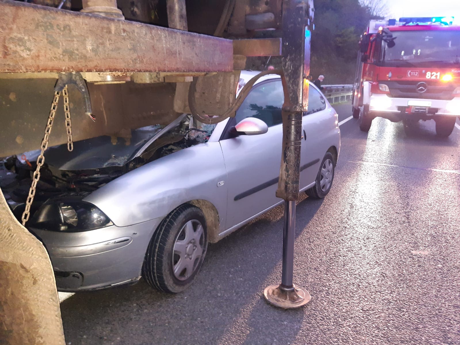 Kamioi baten aurka egin du talka auto batek A-625 errepidean