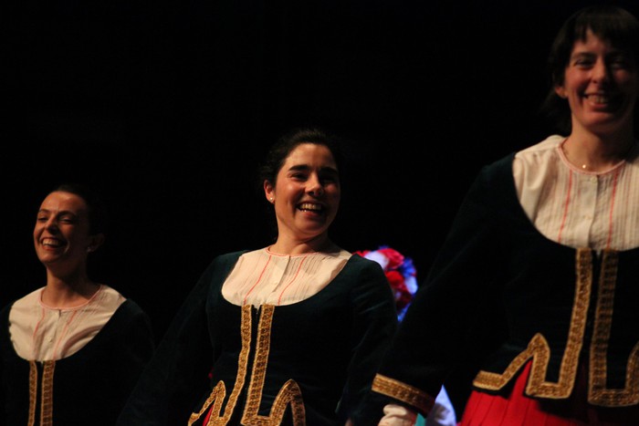 Eskualdeko ehundik gora dantzari eta musikarik koloreztatu zuten Amurrio Antzokiko oholtza - 95