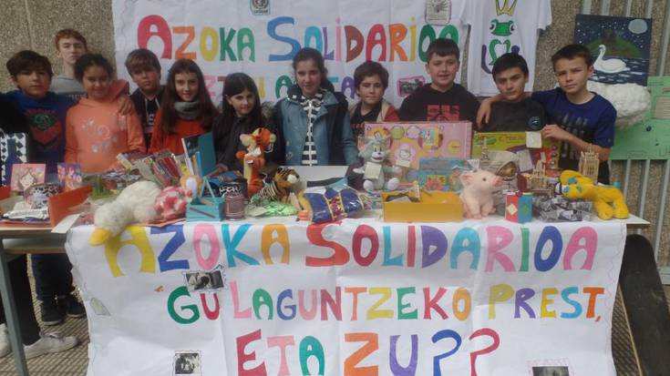 LH6ko ikasleek Elikagaien Bankura bideratu dituzte Azoka Solidarioan bildutako ekarpenak