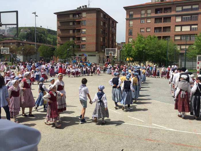 Ehunka dantzari eta ikusle b 7 1524460692350