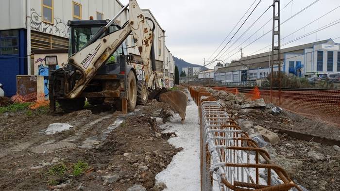Gardeako tren ibilbidean 2,5 metroko hesia eraikitzen ari da ADIF