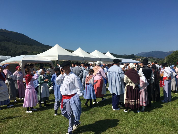300 lagunek hartu dute parte Jose Arrueren margolanaren antzezpenean - 27