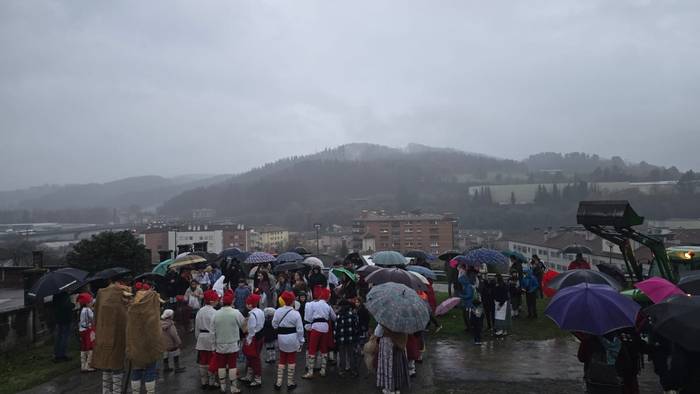 Aretako familia mordoa egon  33 1766668472802