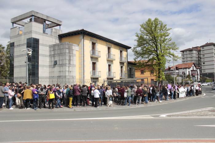 Aiaraldeko mugimendu feministaren epaitegiko protesta
