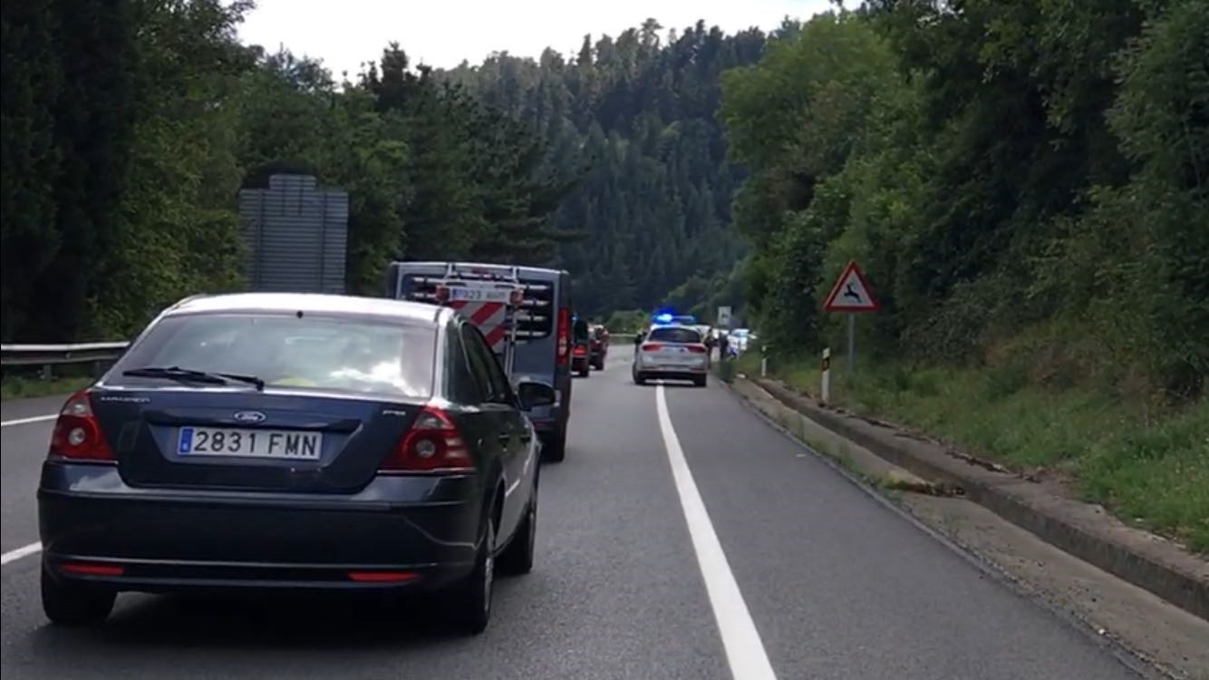 Bi autok talka egin dute Luiaondon eta trafikoa bideratzen ari da Ertzaintza
