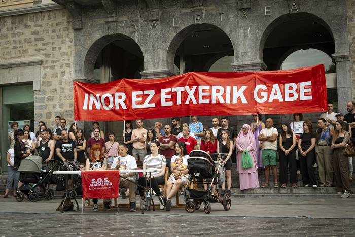 Desokupazio enpresen presioak pairatu dituen familiak "heriotza mehatxuak" salatu ditu eta Amurrioko Udalaren esku-hartzea exijitu dute