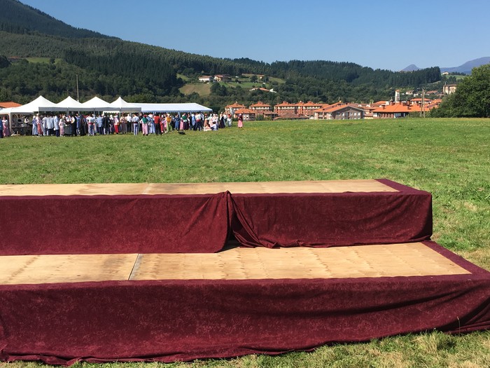 300 lagunek hartu dute parte Jose Arrueren margolanaren antzezpenean - 29