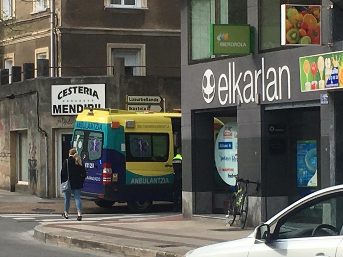 Auto batek txirrindulari bat harrapatu du Lamuza kalean