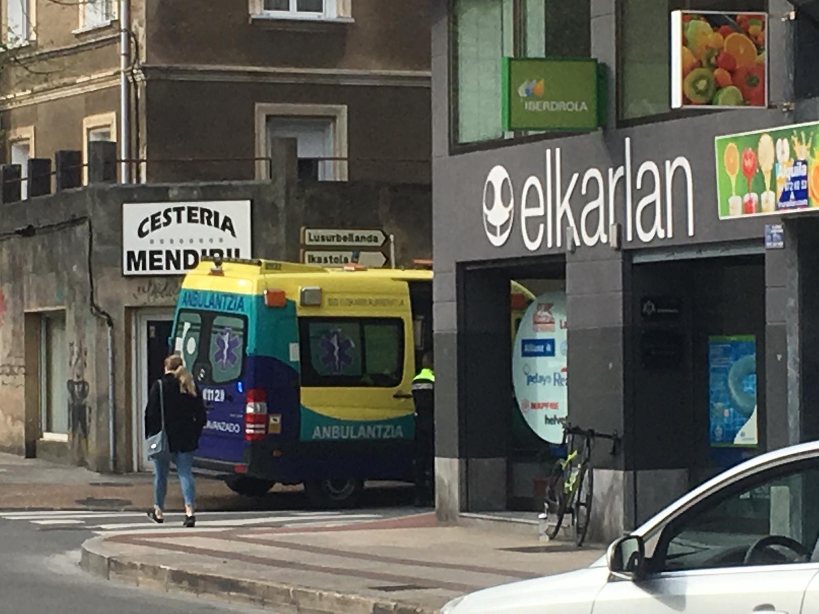 Auto batek txirrindulari bat harrapatu du Lamuza kalean