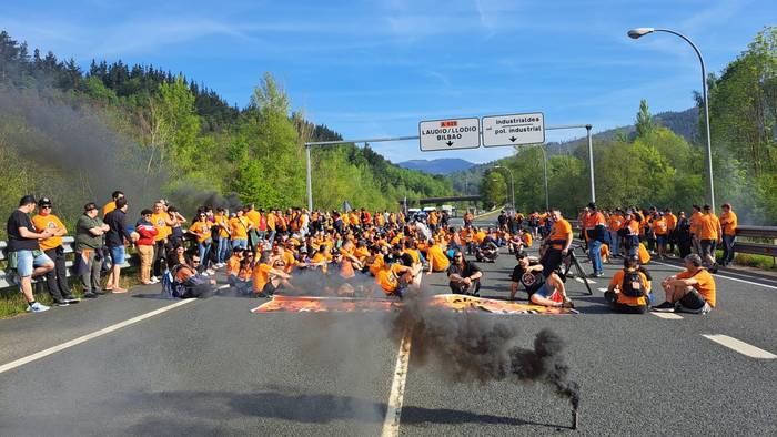 Tubos Reunidoseko bi langile 1 1776453822300