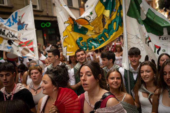 Festa-giro goria piztu du La 45 1755257015379