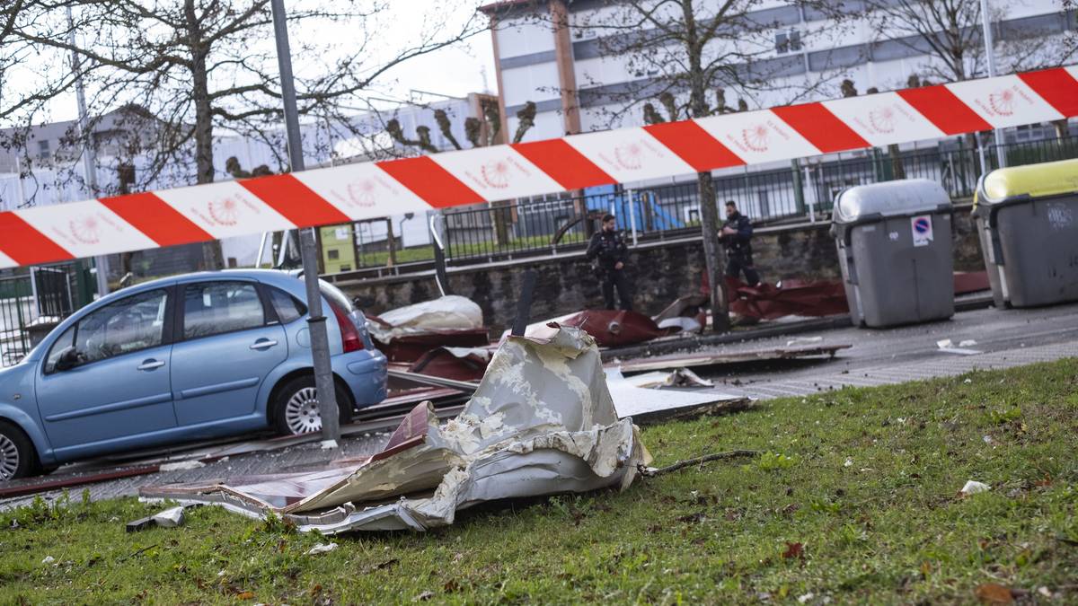 Mendiko Eskolako Lehen Hezkuntzako klaseak bertan behera geratu dira, teilatua erauzi duelako haize ufada batek