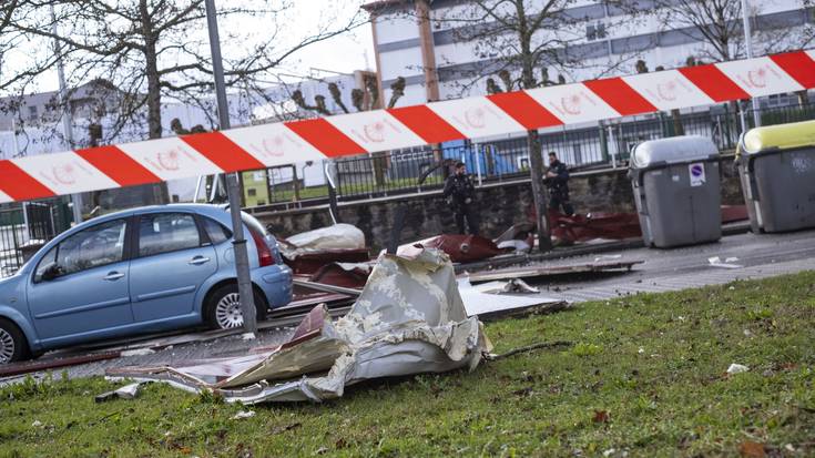 Mendiko Eskolako Lehen Hezkuntzako klaseak bertan behera geratu dira, teilatua erauzi duelako haize ufada batek