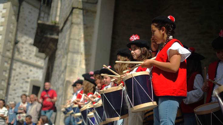 Danborrada jendetsu eta hunkigarria bizi izan dute Aiaran
