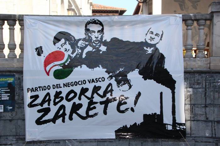 Gazte ugari batu zituen Inde 25 1508073897354