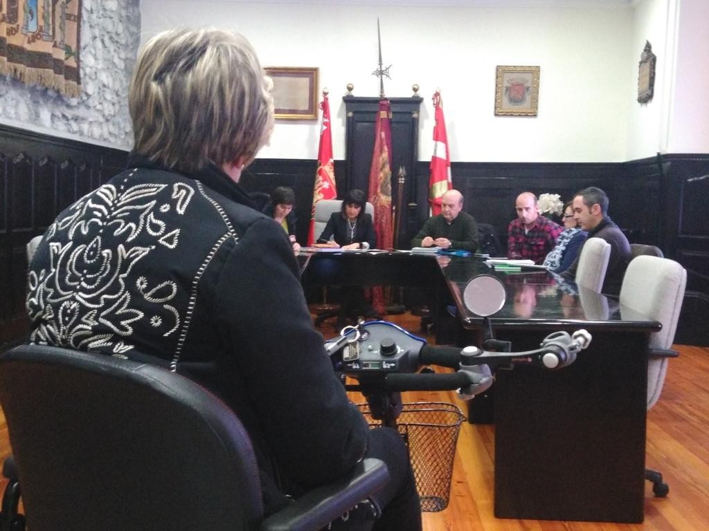 Treneko irisgarritasuna bermatzeko eta Maria Luisa Goikoetxeari babesa emateko mozioa onartu du udalbatzak