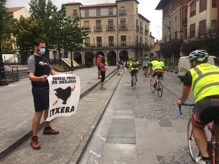 Bide bazterretan herritar ugarik animatu dituzte