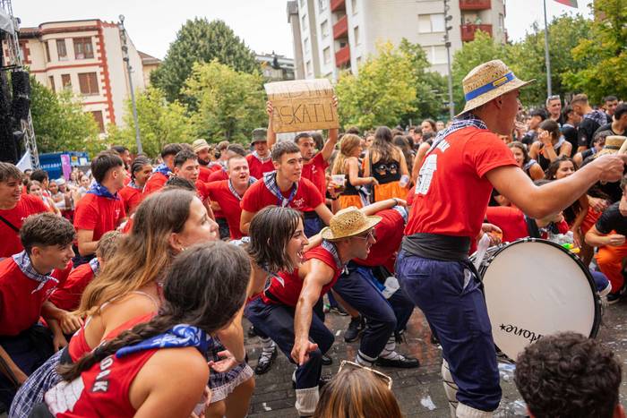 Lehertu da festa-giroa Amurr 57 1755025721638