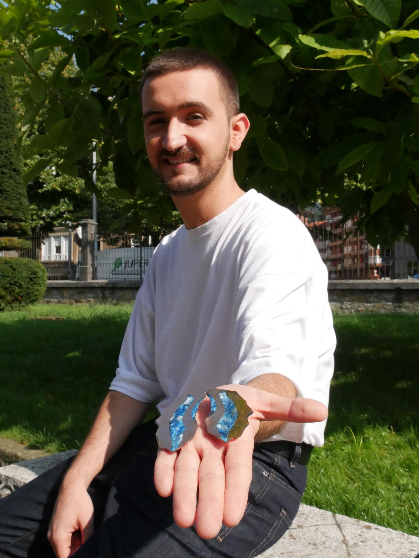 “Kaian lanean geratzen ziren itsasandreetan inspiratuak daude nire bitxiak”