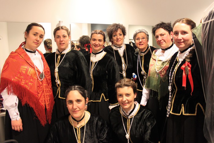 Eskualdeko ehundik gora dantzari eta musikarik koloreztatu zuten Amurrio Antzokiko oholtza - 63