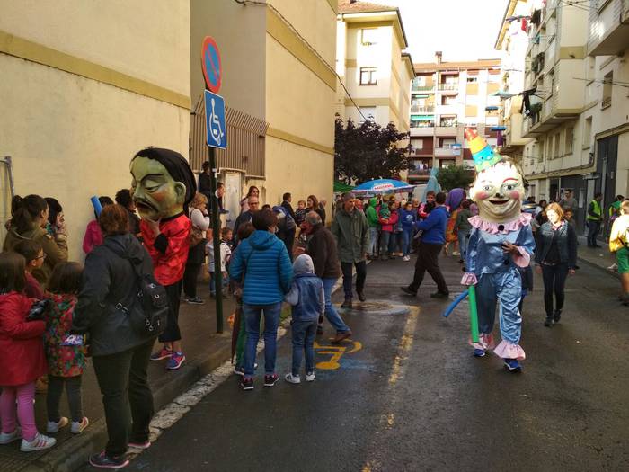 Inoiz baino jende gehiago bi 2 1505589859286