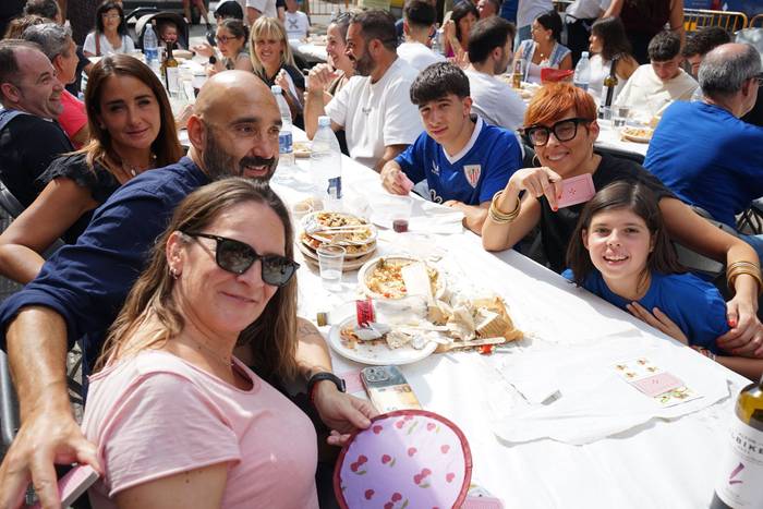 Ehunka lagun bildu ditu Lati 20 1758394276070