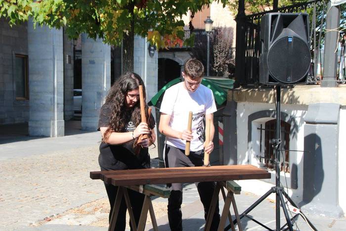 Gazte ugari batu zituen Inde 5 1508073773021