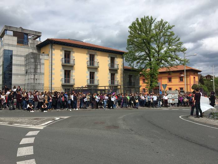 Aiaraldeko mugimendu feministaren epaitegiko protesta