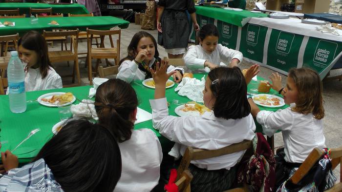 Dantza taldeak taldeak izan  34 1496045603564