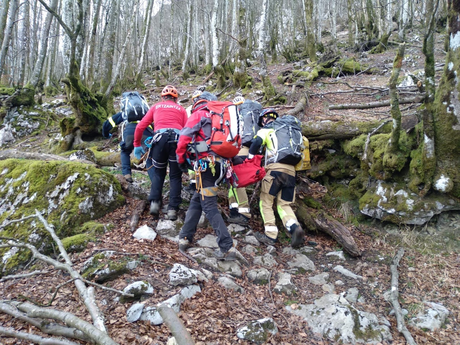 Motor istripua izan du gazte batek Untzueta mendian eta ospitalera eraman dute
