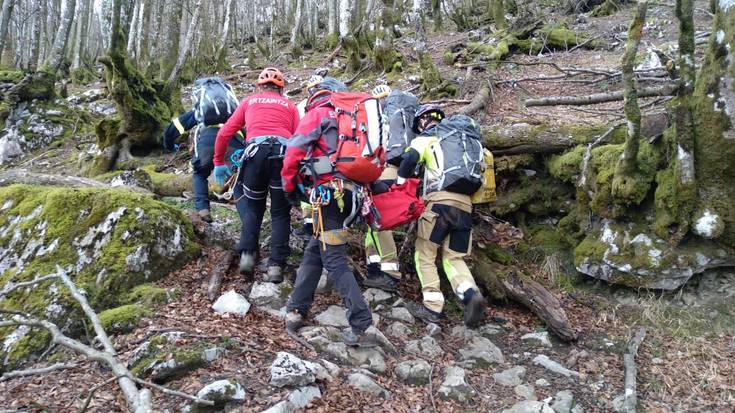 Motor istripua izan du gazte batek Untzueta mendian eta ospitalera eraman dute