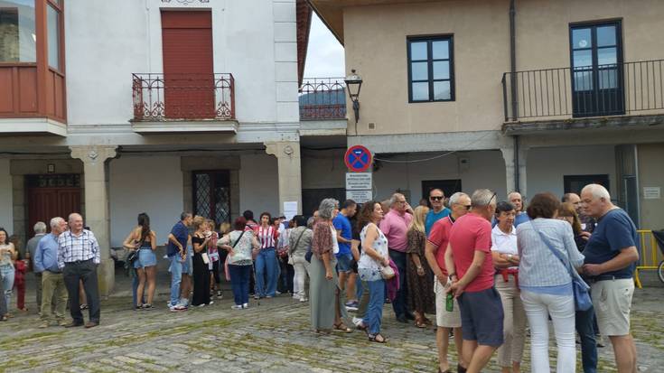 Larunbat iluntzea girotu dute Artziniegako Alde Zaharreko jaiek