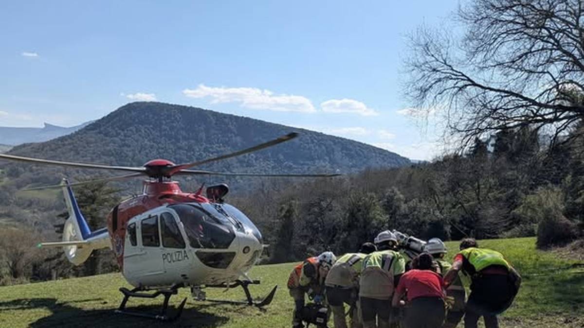73 urteko gizonezko bat helikopteroz eraman zuten larunbatean ospitalera, traktorearekin istripua izan ondoren